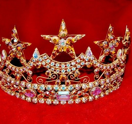 A regal looking crown