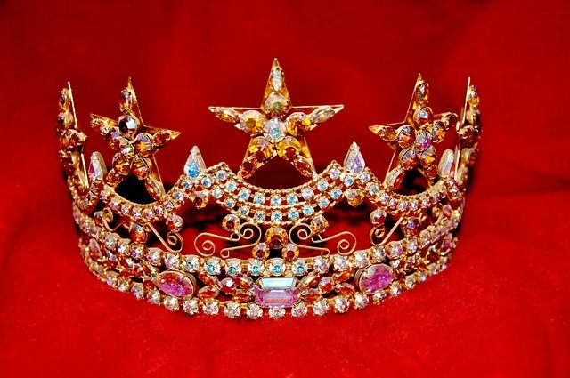 A regal looking crown