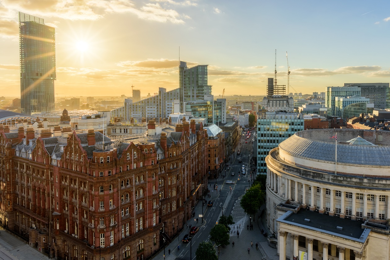 Manchester at Night: Atmospherics, Music, & Rain – Professional Moron