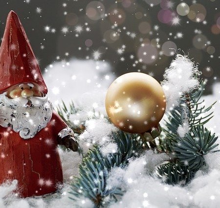 Christmas Dayy Santa and snow with a baubel