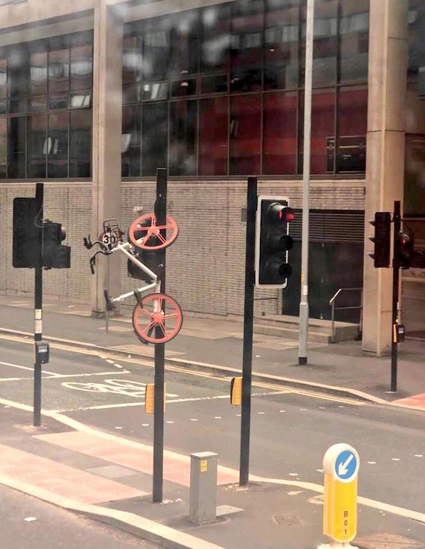Mobike in Manchester on a traffic light