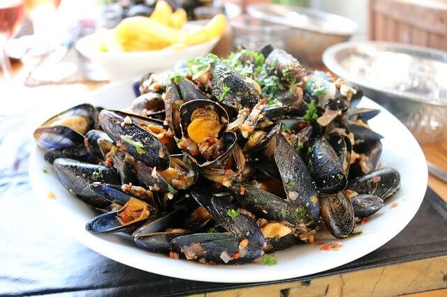 Cooked mussels in a bowl