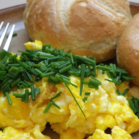 Scrambled eggs with chives on top