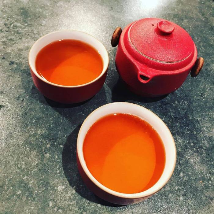 A red teapot set
